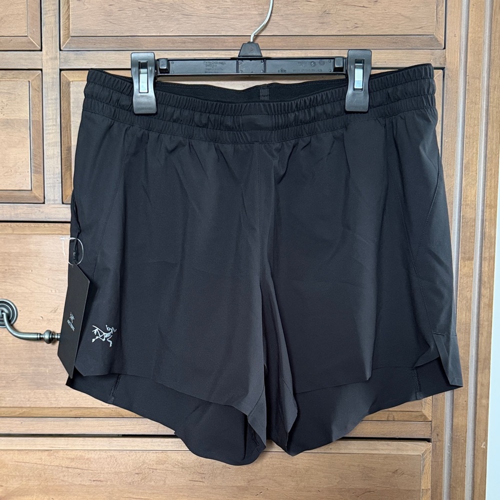 Arc'teryx Women’s Norvan 5” short in black, size 8
